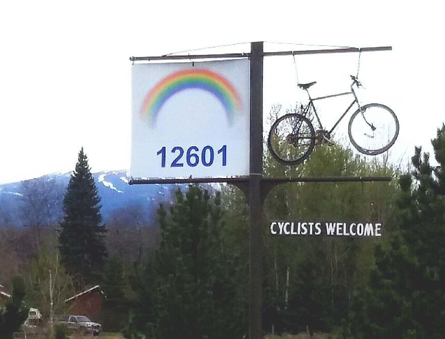 Cyclist welcome, letrero a la entrada de casa de John