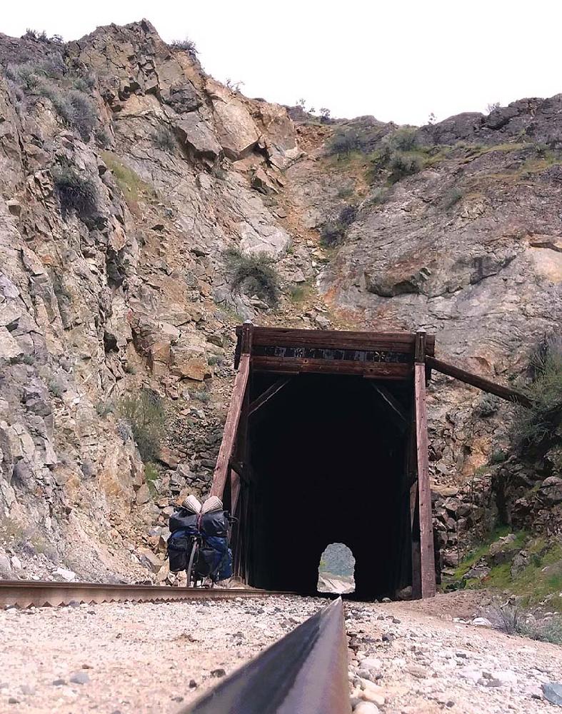 Atravesando las vías del tren por un tunel