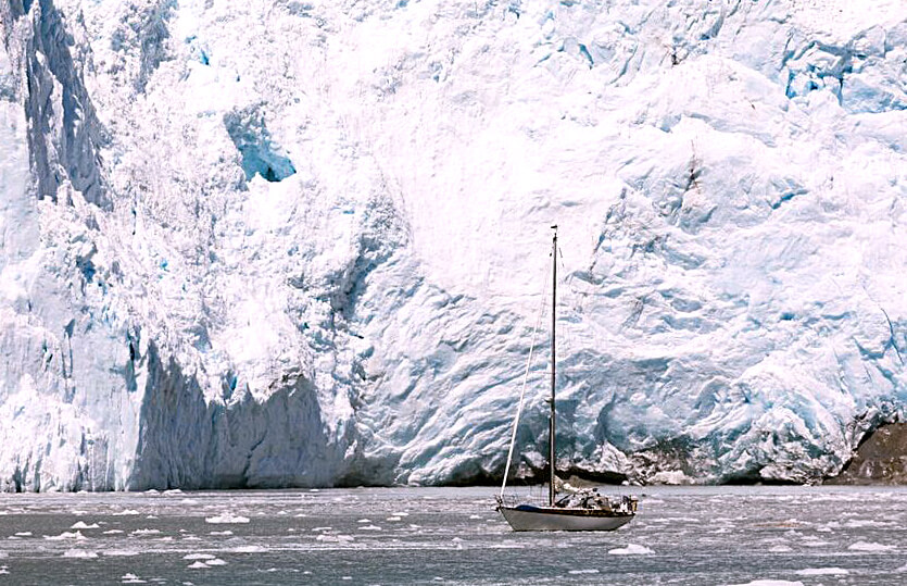 Navegando por un glaciar en Alaska