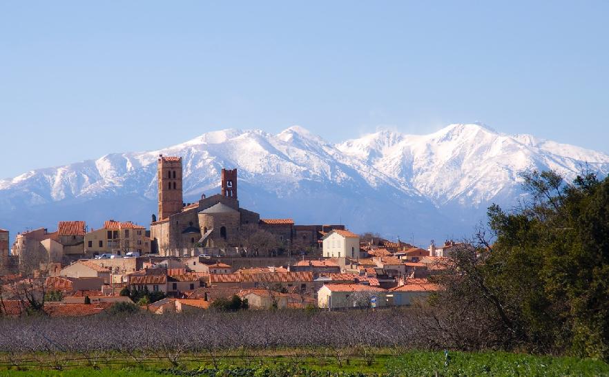 Panorámica de Elna con las montañas nevadas al fondo