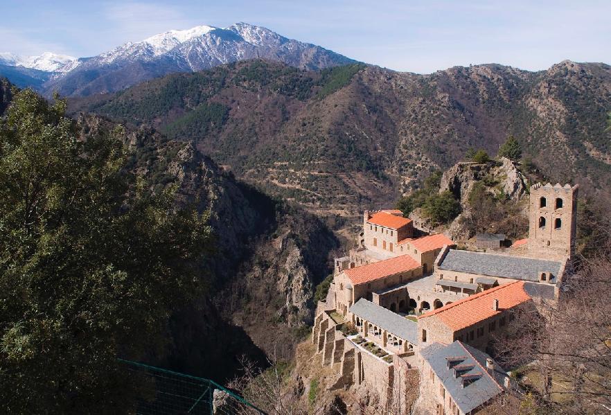 Vistas del macizo del Canigó y el monastrio de Sant Martí del Canigó