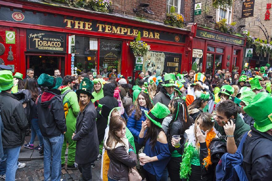 Celebración de San Patricio en Dublin frente al Temple Bar