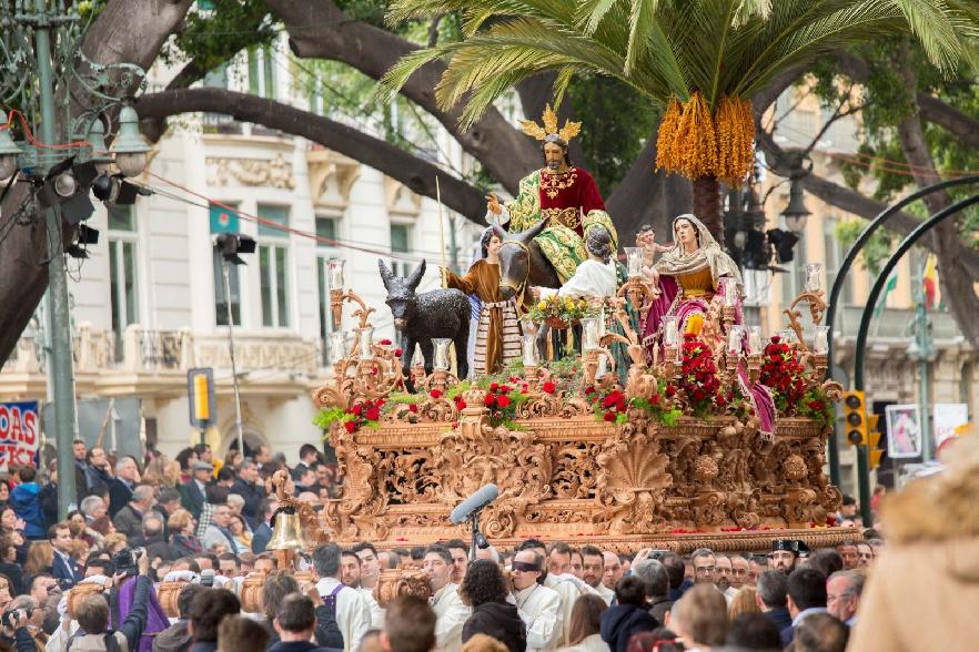 Paso de Semana Santa por las calles de Málaga