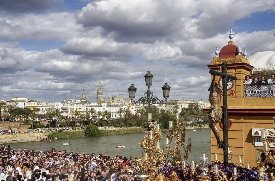 Paso de la procesión de Semana Santa en Sevilla