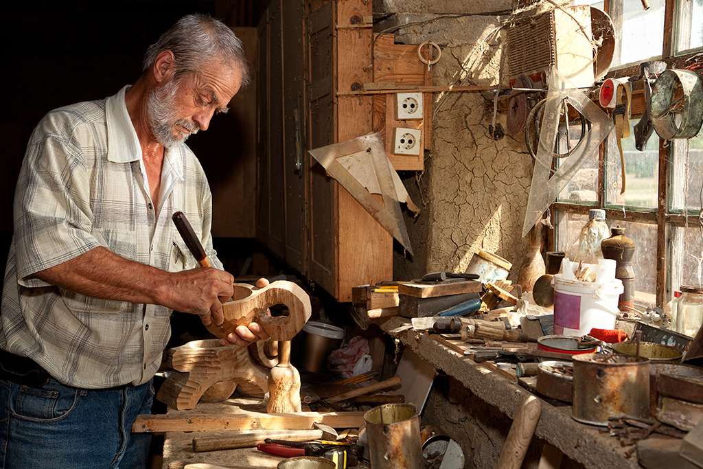 Artesano trabajando en su taller