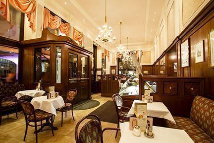 Interior de un café histórico de Viena, Austria 
