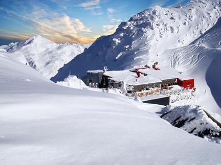 Glungezer Hut nevado a 2.610 metros en el Tirol, Austria 