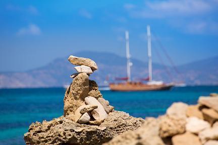 Hitos de piedra junto a la costa en la isla de Formentera