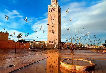 Koutoubia,  plaza al atardecer con palomas volando, Marrakech
