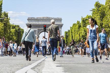 Arco del Triunfo presidiendo la avenida más famosa de París, los Compas Elíseos