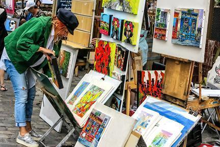 Puesto callejero de pinturas en Montmartre