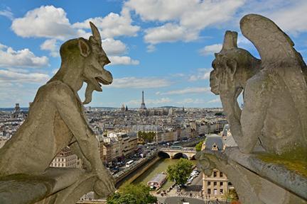 Gárgolas en lo alto de Notre Dame observando la ciudad de París