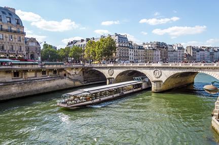 Barco turístico navegando por el río Sena en París