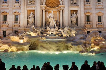 Turistas disfrutando de la belleza de la Fontana de Trevi en Roma