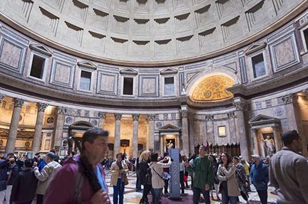 Turistas bajo la cúpula del Panteón de Agripa, una proeza arquitectónica del Imperio