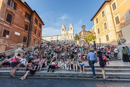 Turistas sentados en las escaleras de la Piazza Spagna de Roma