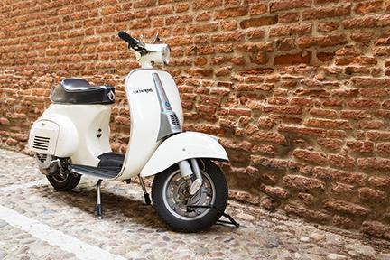 Vespa aparcada en una calle de Roma, un icono italiano