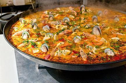 Paella típicamente valenciana, plato mundialmente conocido