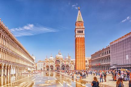 Turistas en la plaza de San Marcos de Venecia