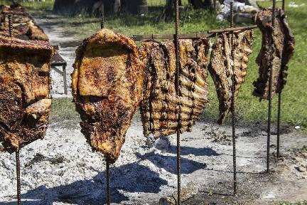 Pampa, carnes asándose en cruz, Argentina