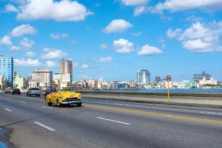La Habana, paseo coche antiguo por el malecón, Cuba