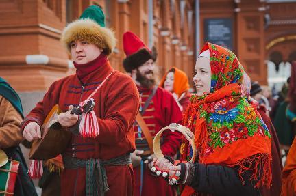 Músicos tradicionales en las calles de Moscú