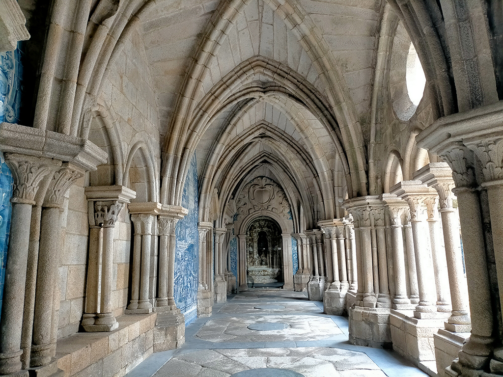 Interior de la Sé o catedral de Oporto