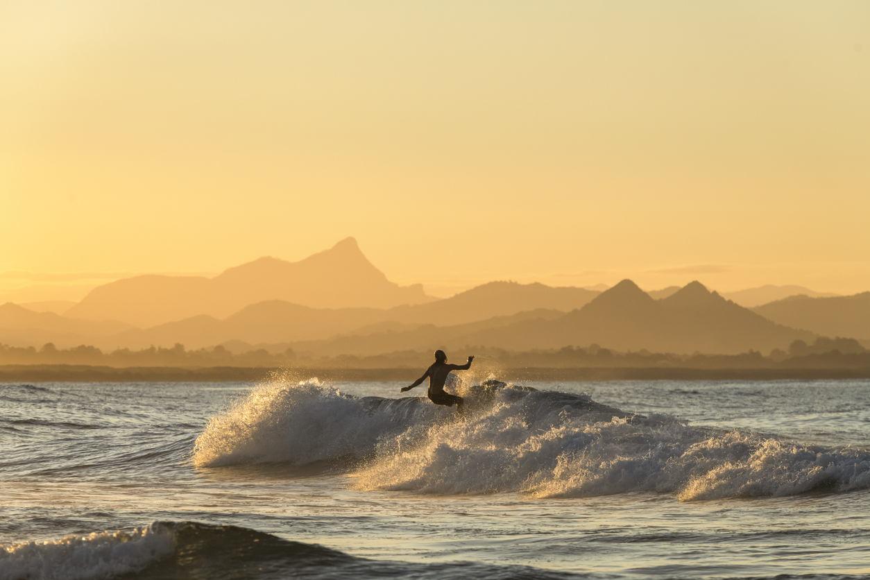 Surfistas al aterdecer en Queensland, Australia