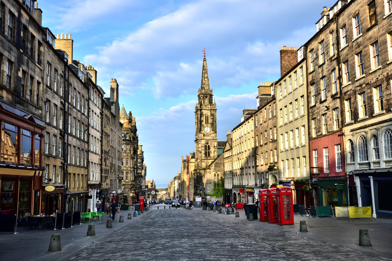 Céntrica calle de la ciudad de Edimburgo